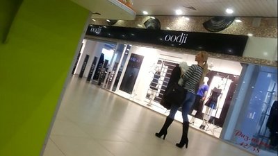 Kelangan cah ayu ing supermarket.