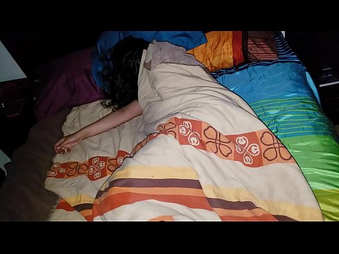 ❤️ Anak tiri berating ibu tiriné enom nalika dheweke turu. Seks kualitas ing kita ☑